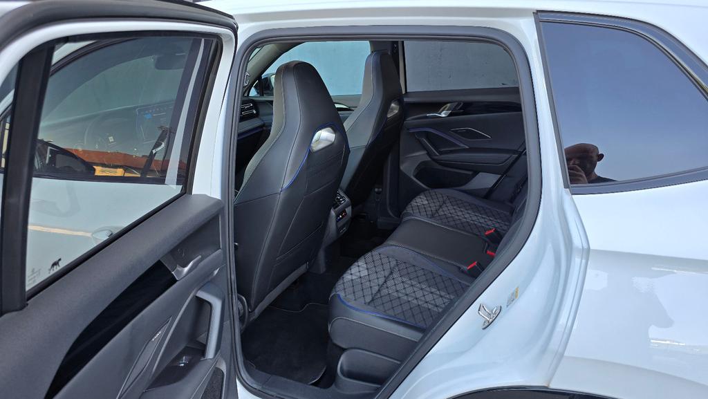 Volkswagen Tiguan 2024 г. Белый, пробег 39926 км