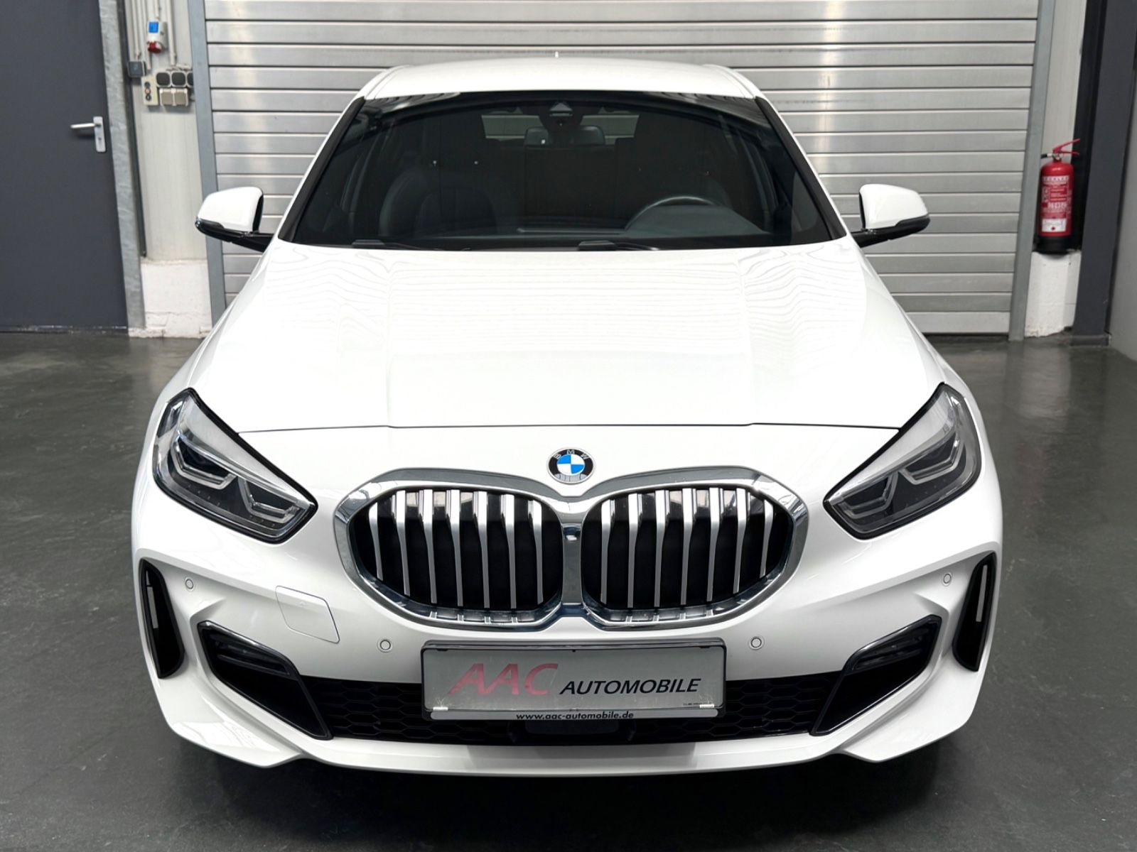 BMW 118 2022 г. Белый, пробег 56000 км