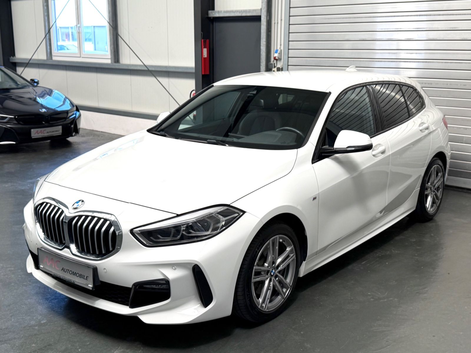 BMW 118 2022 г. Белый, пробег 56000 км