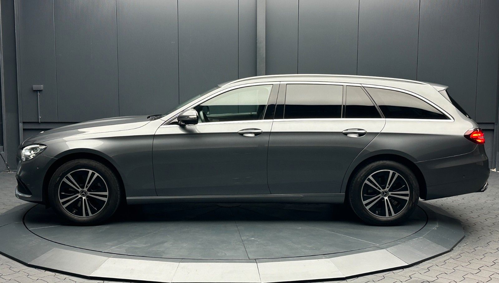Mercedes-Benz E 220 2023 г. Серый, пробег 50000 км