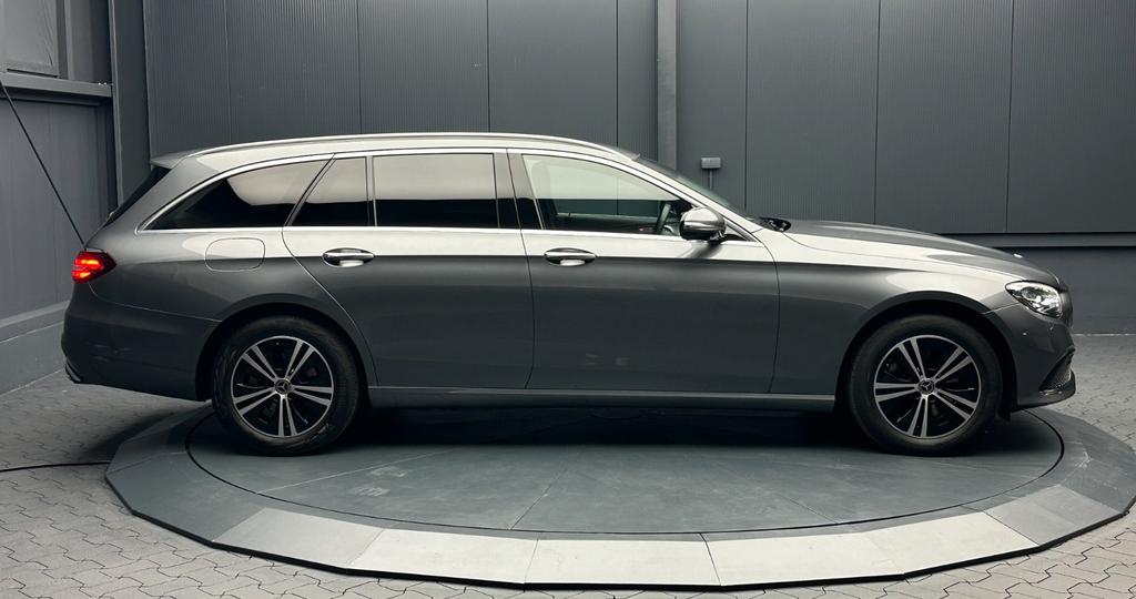 Mercedes-Benz E 220 2023 г. Серый, пробег 50000 км