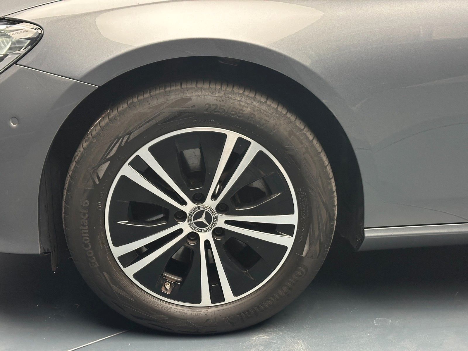 Mercedes-Benz E 220 2023 г. Серый, пробег 50000 км