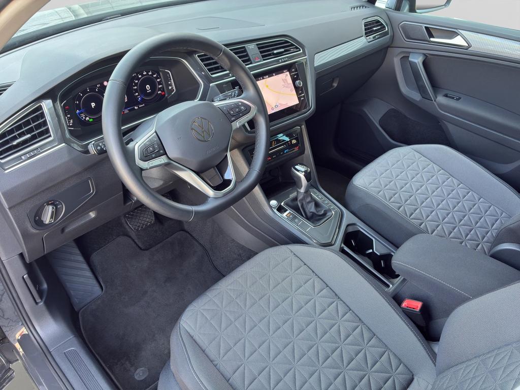 Volkswagen Tiguan 2023 г. Серый, пробег 37205 км