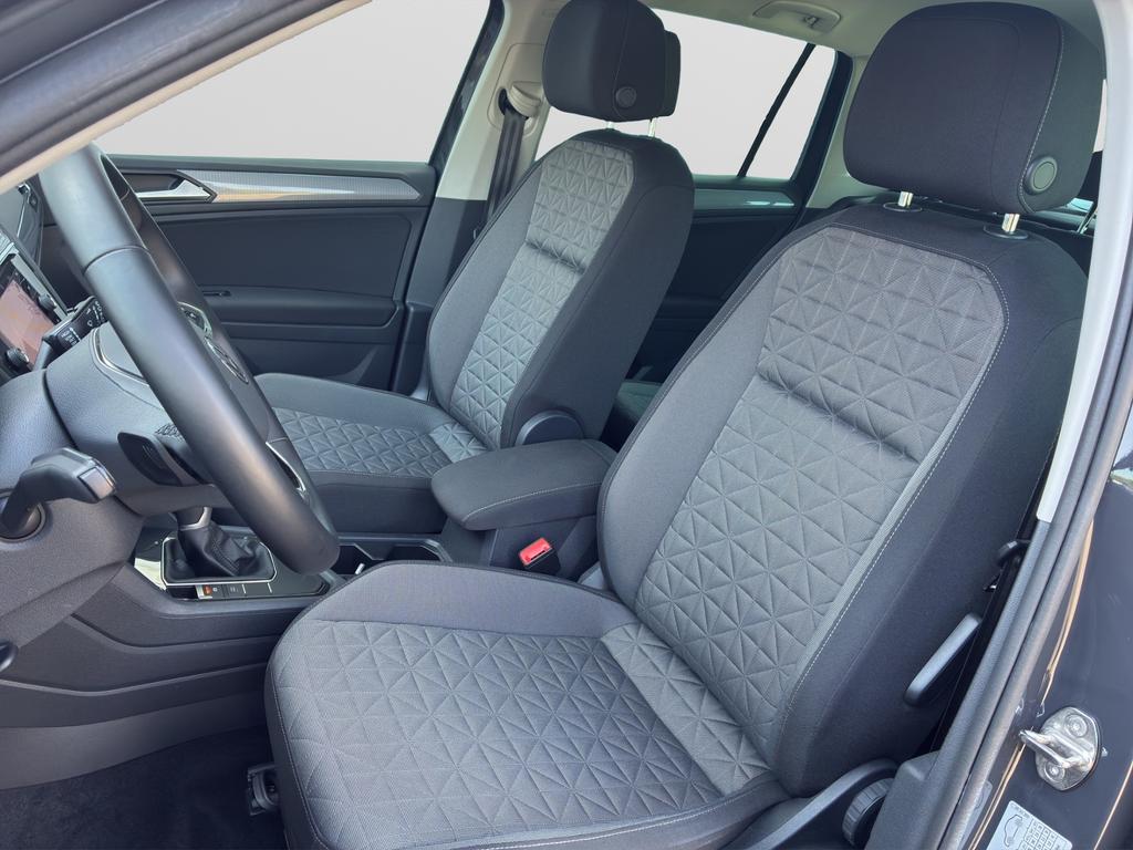 Volkswagen Tiguan 2023 г. Серый, пробег 37205 км