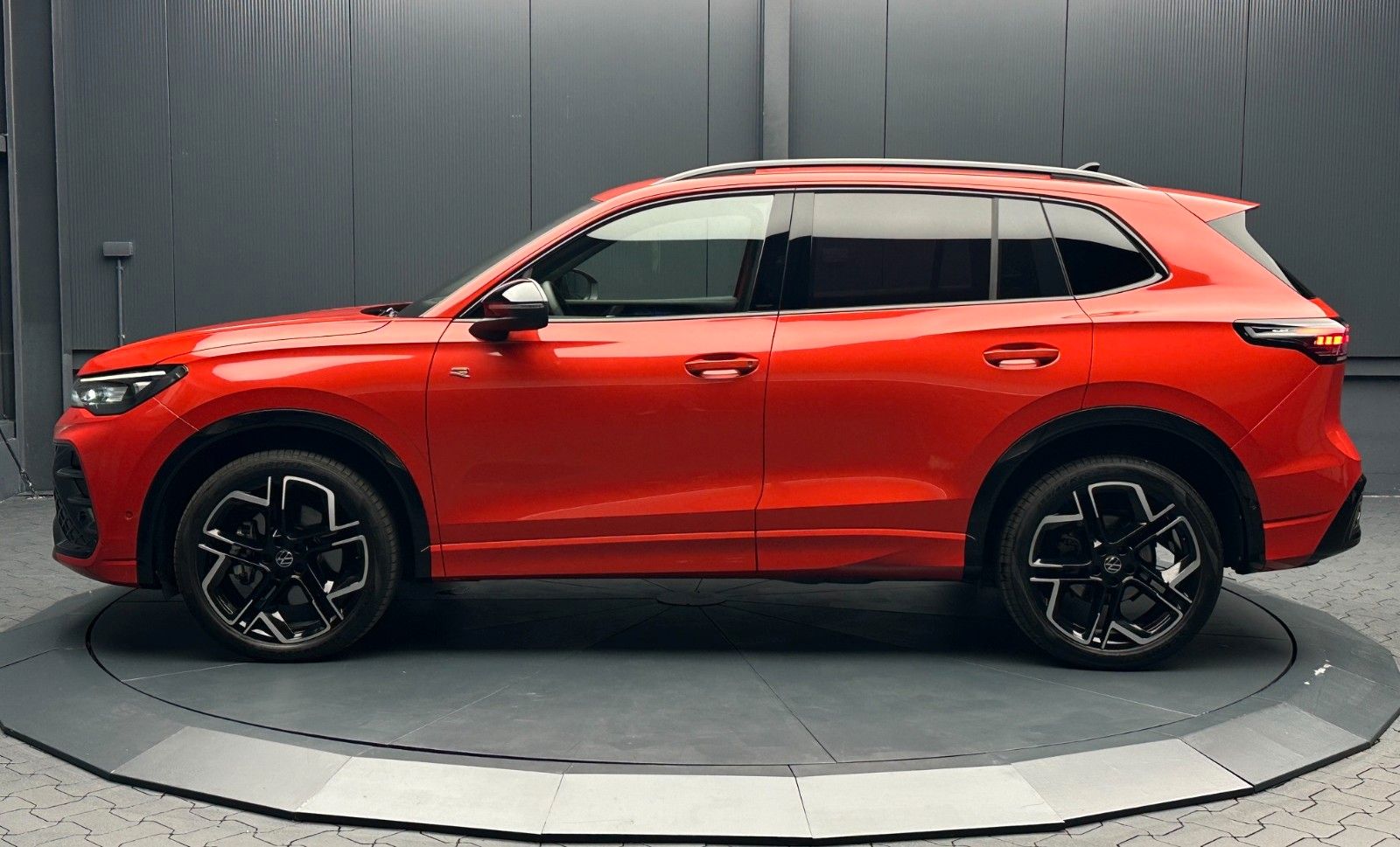 Volkswagen Tiguan 2025 г. Красный, пробег 10000 км