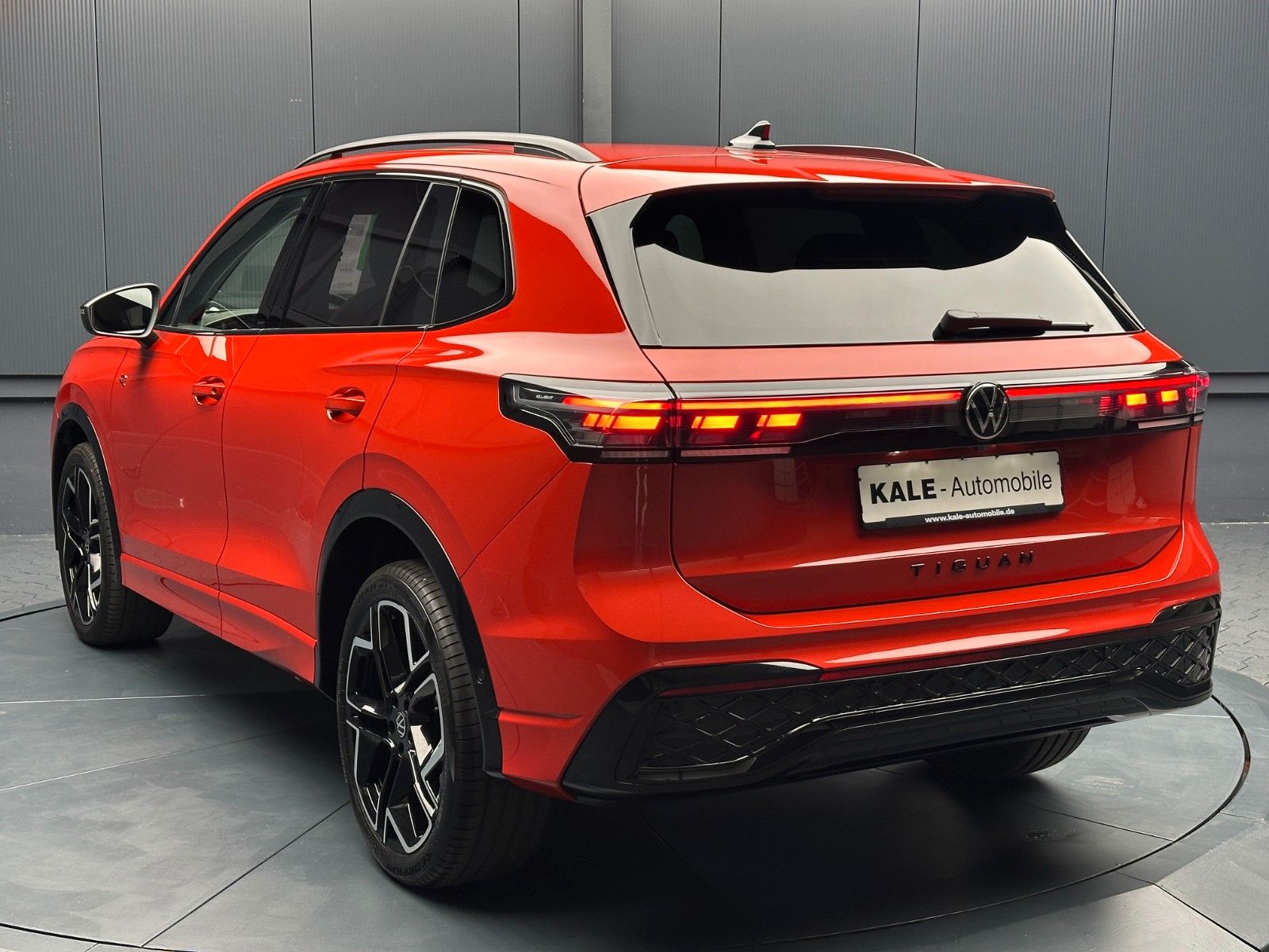 Volkswagen Tiguan 2025 г. Красный, пробег 10000 км