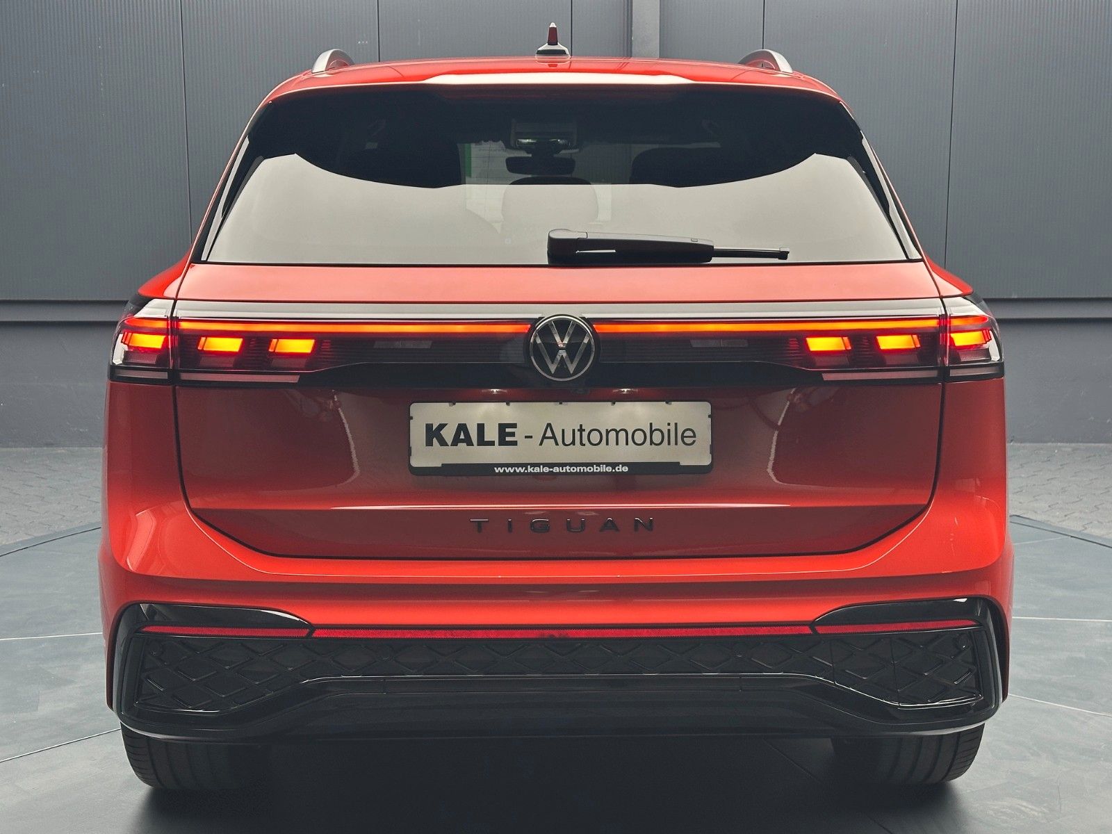 Volkswagen Tiguan 2025 г. Красный, пробег 10000 км