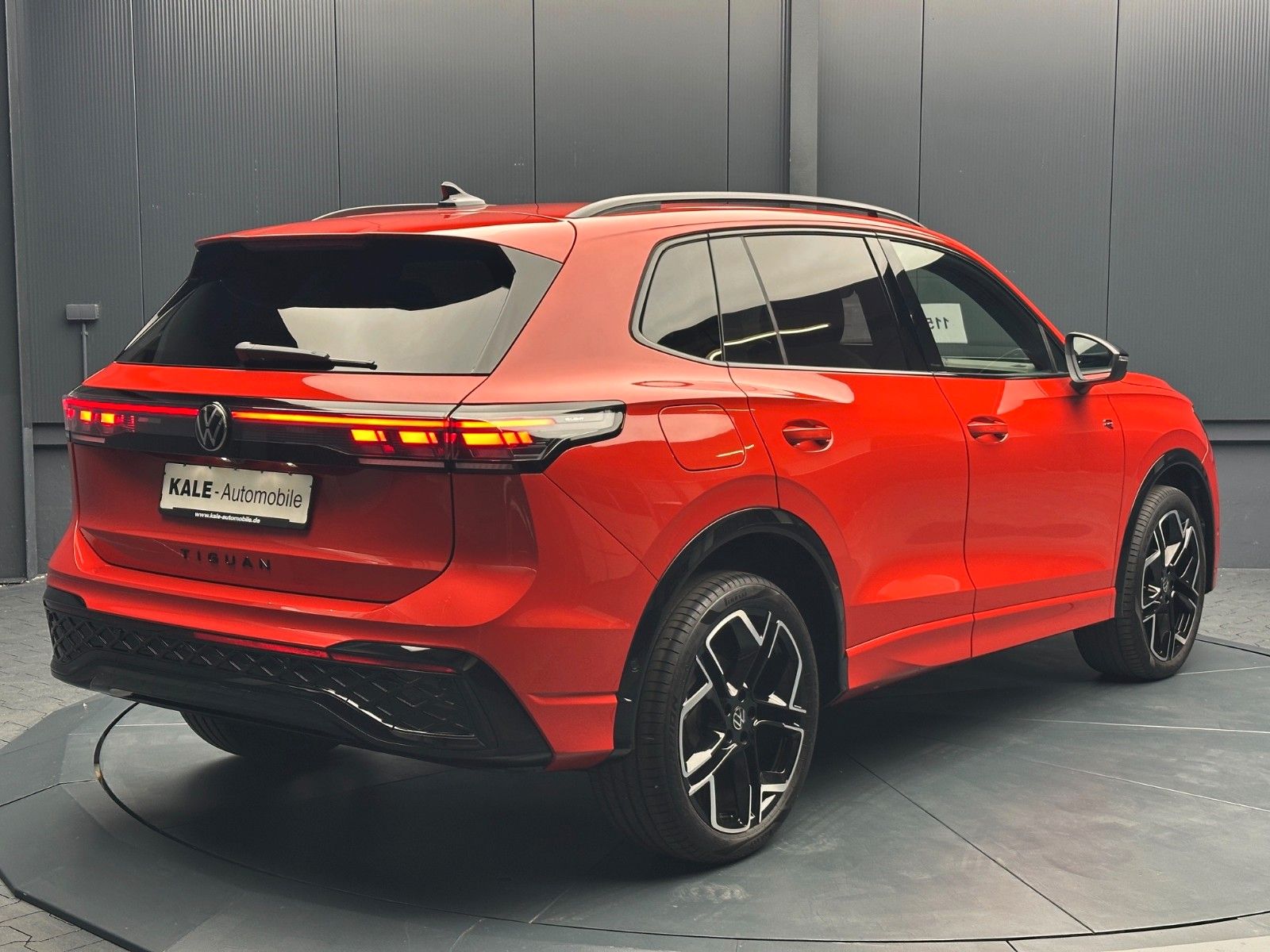Volkswagen Tiguan 2025 г. Красный, пробег 10000 км