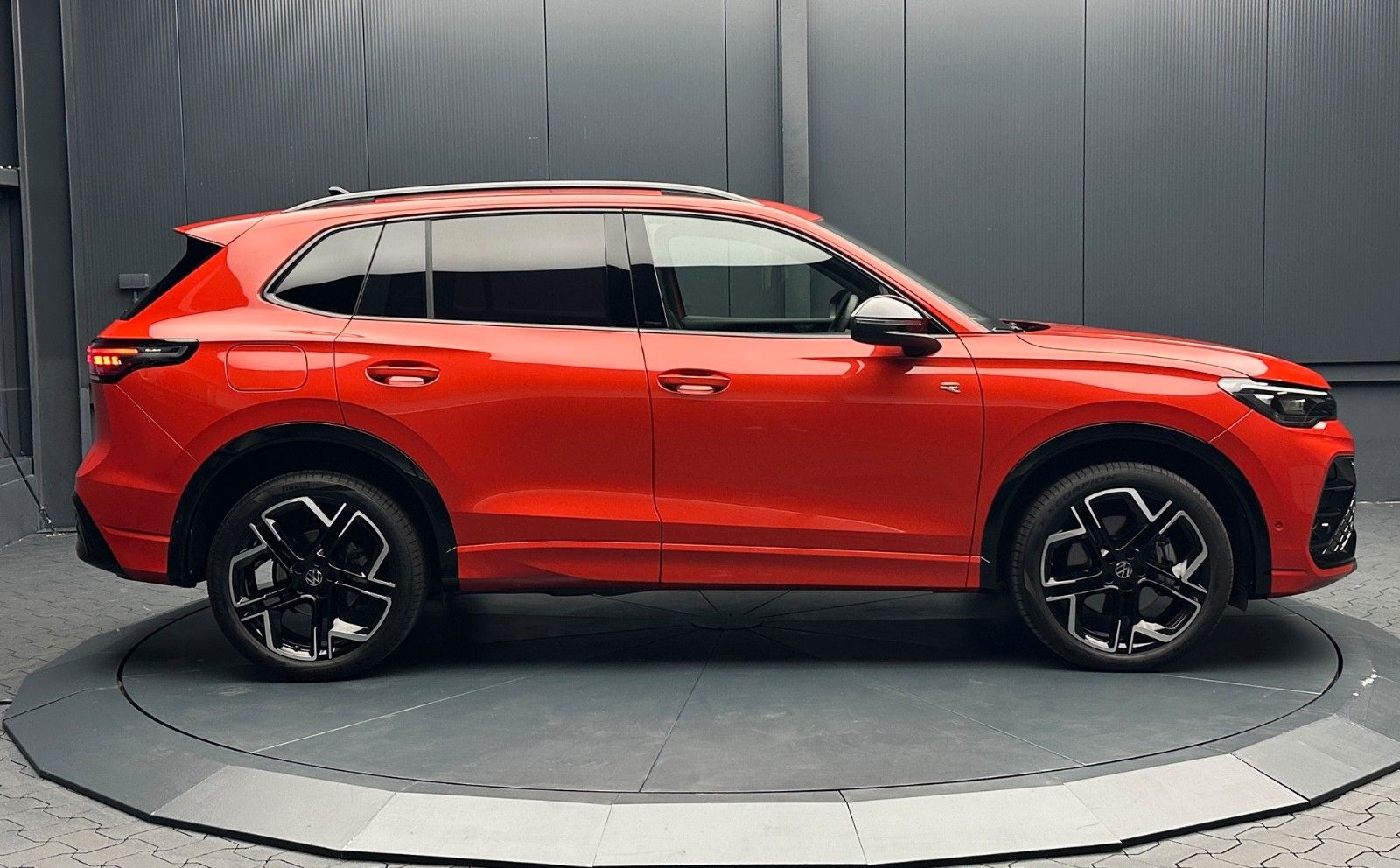 Volkswagen Tiguan 2025 г. Красный, пробег 10000 км