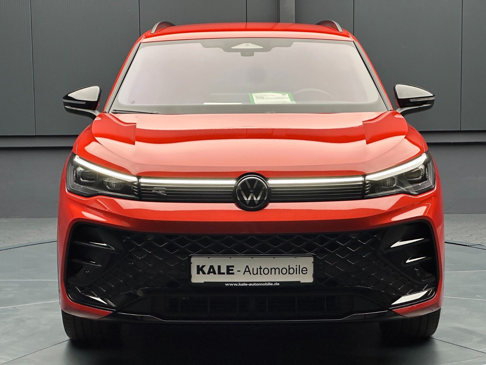 Volkswagen Tiguan 2025 г. Красный, пробег 10000 км
