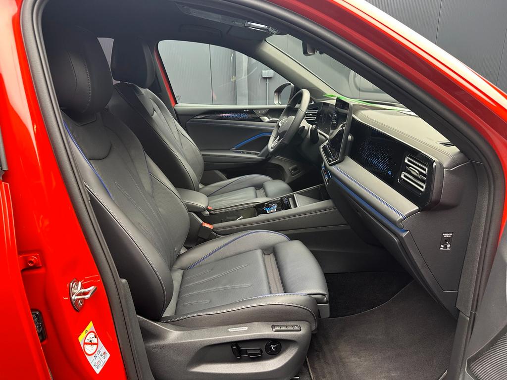 Volkswagen Tiguan 2025 г. Красный, пробег 10000 км