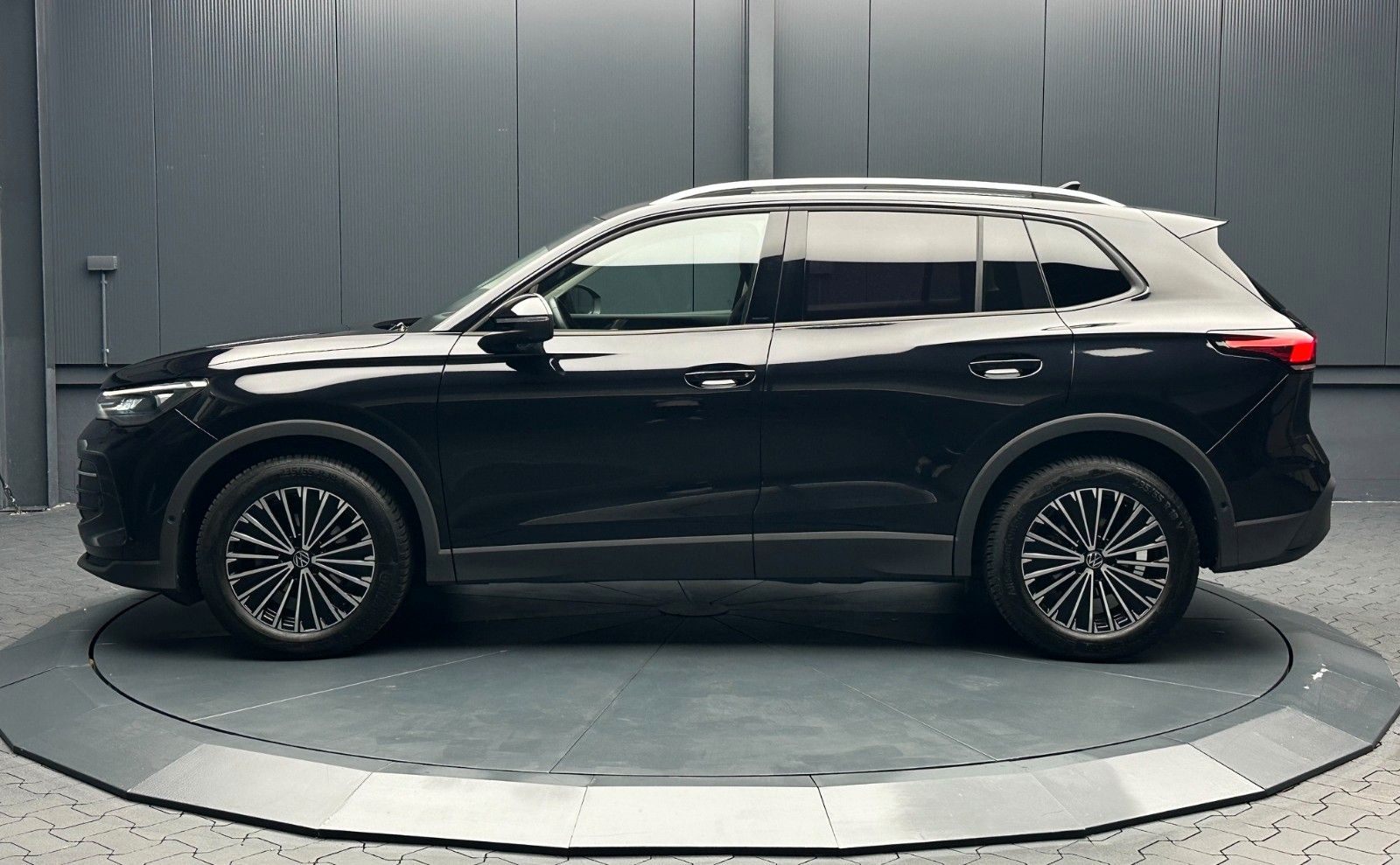 Volkswagen Tiguan 2024 г. Чёрный, пробег 38750 км