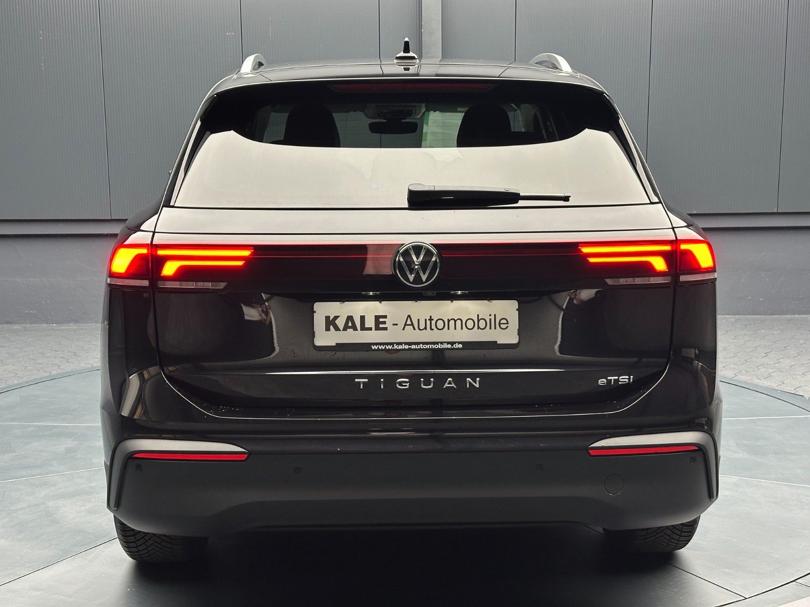 Volkswagen Tiguan 2024 г. Чёрный, пробег 38750 км