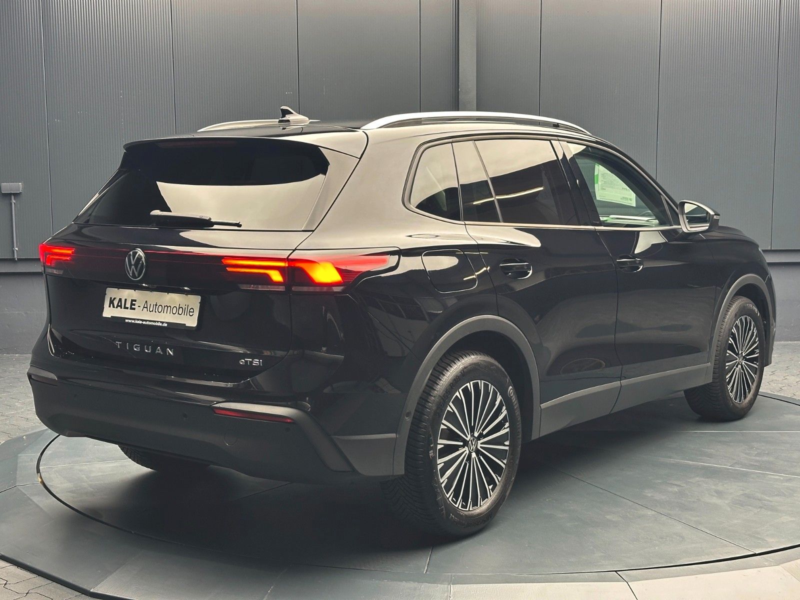 Volkswagen Tiguan 2024 г. Чёрный, пробег 38750 км