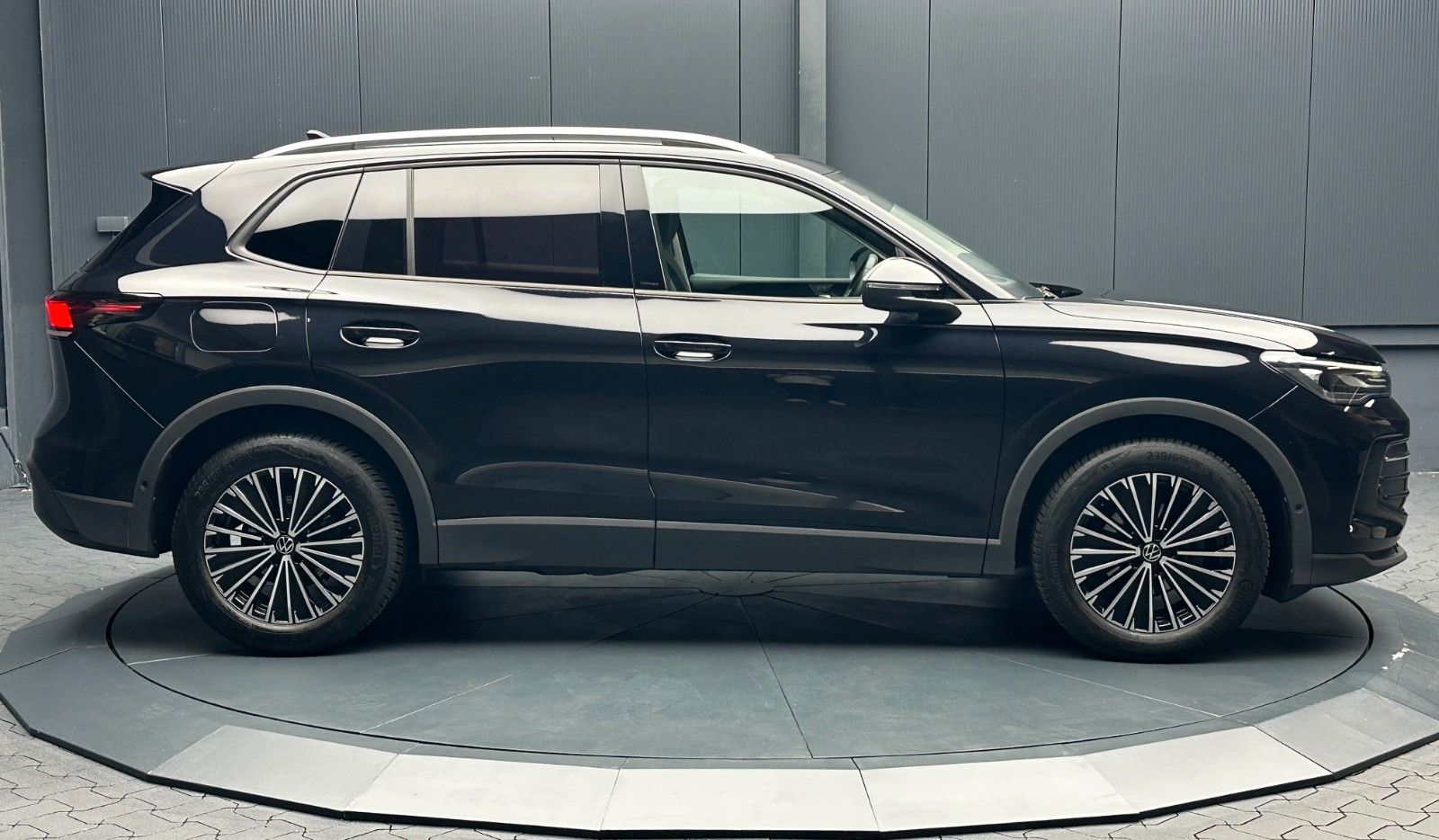 Volkswagen Tiguan 2024 г. Чёрный, пробег 38750 км