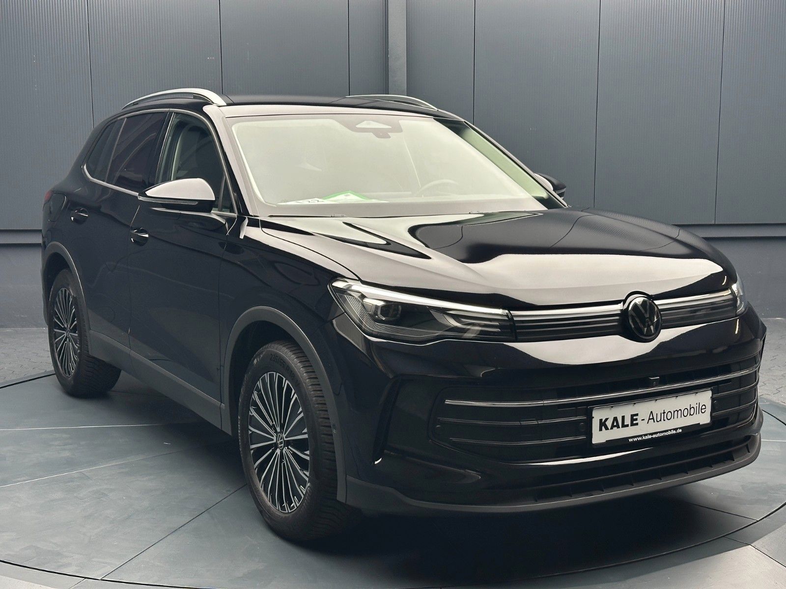 Volkswagen Tiguan 2024 г. Чёрный, пробег 38750 км