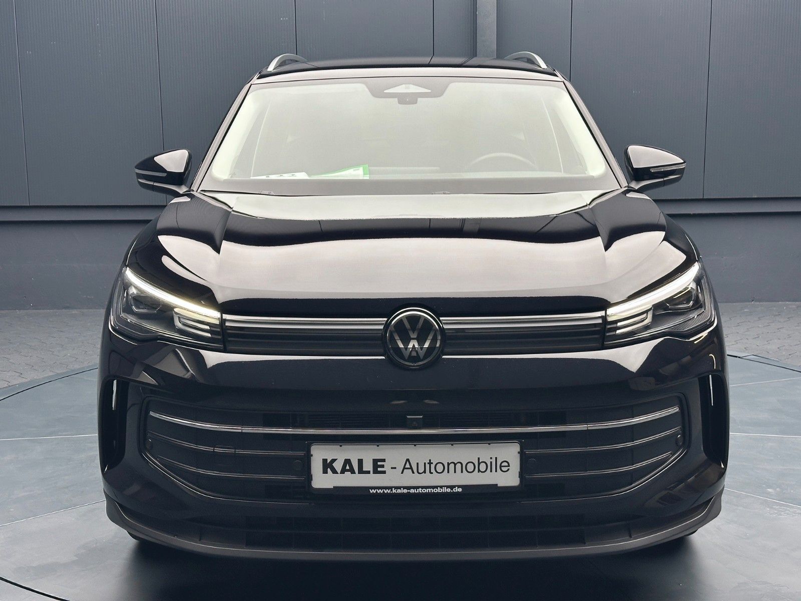 Volkswagen Tiguan 2024 г. Чёрный, пробег 38750 км
