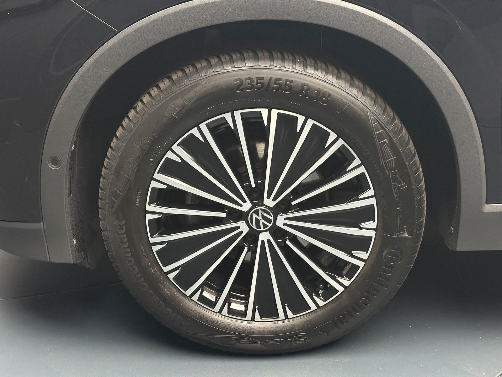 Volkswagen Tiguan 2024 г. Чёрный, пробег 38750 км