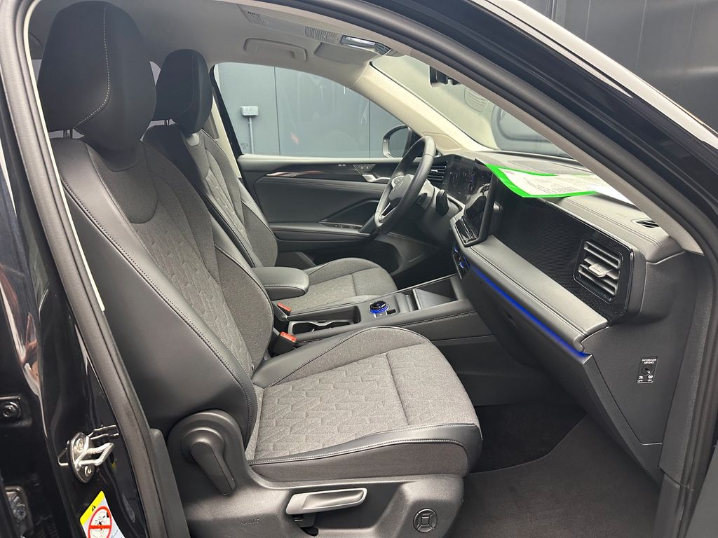 Volkswagen Tiguan 2024 г. Чёрный, пробег 38750 км