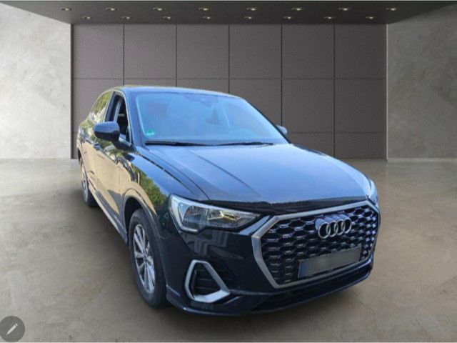 Audi Q3 2022 г. Чёрный, пробег 43500 км