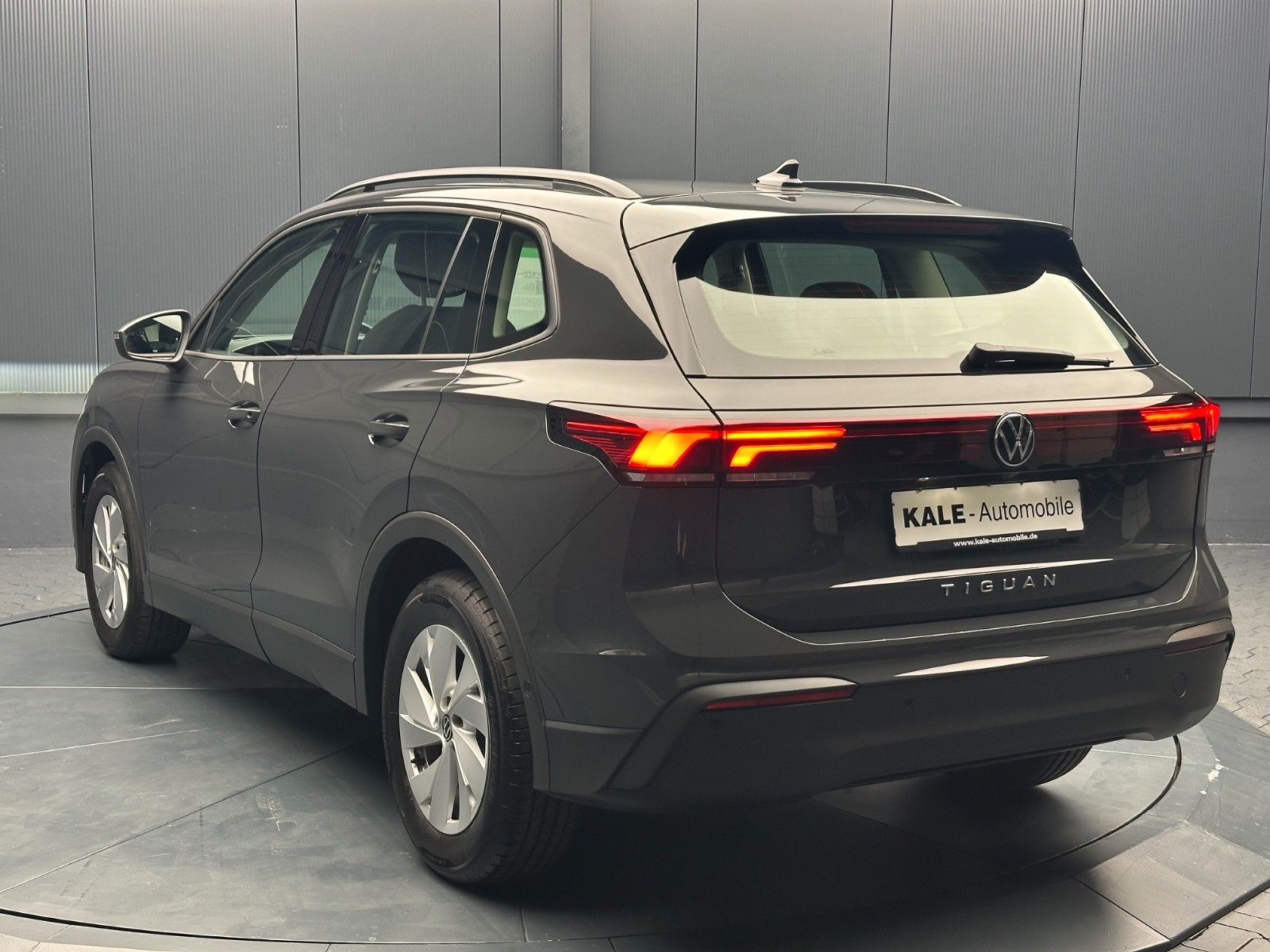 Volkswagen Tiguan 2024 г. Серый, пробег 38700 км
