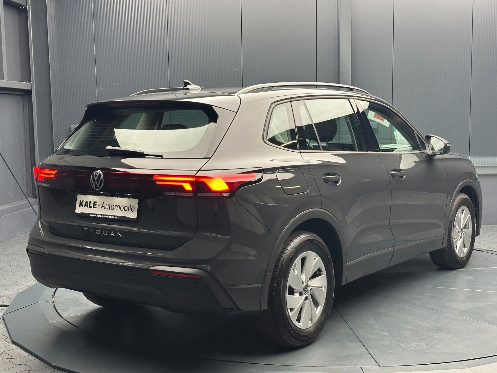 Volkswagen Tiguan 2024 г. Серый, пробег 38700 км