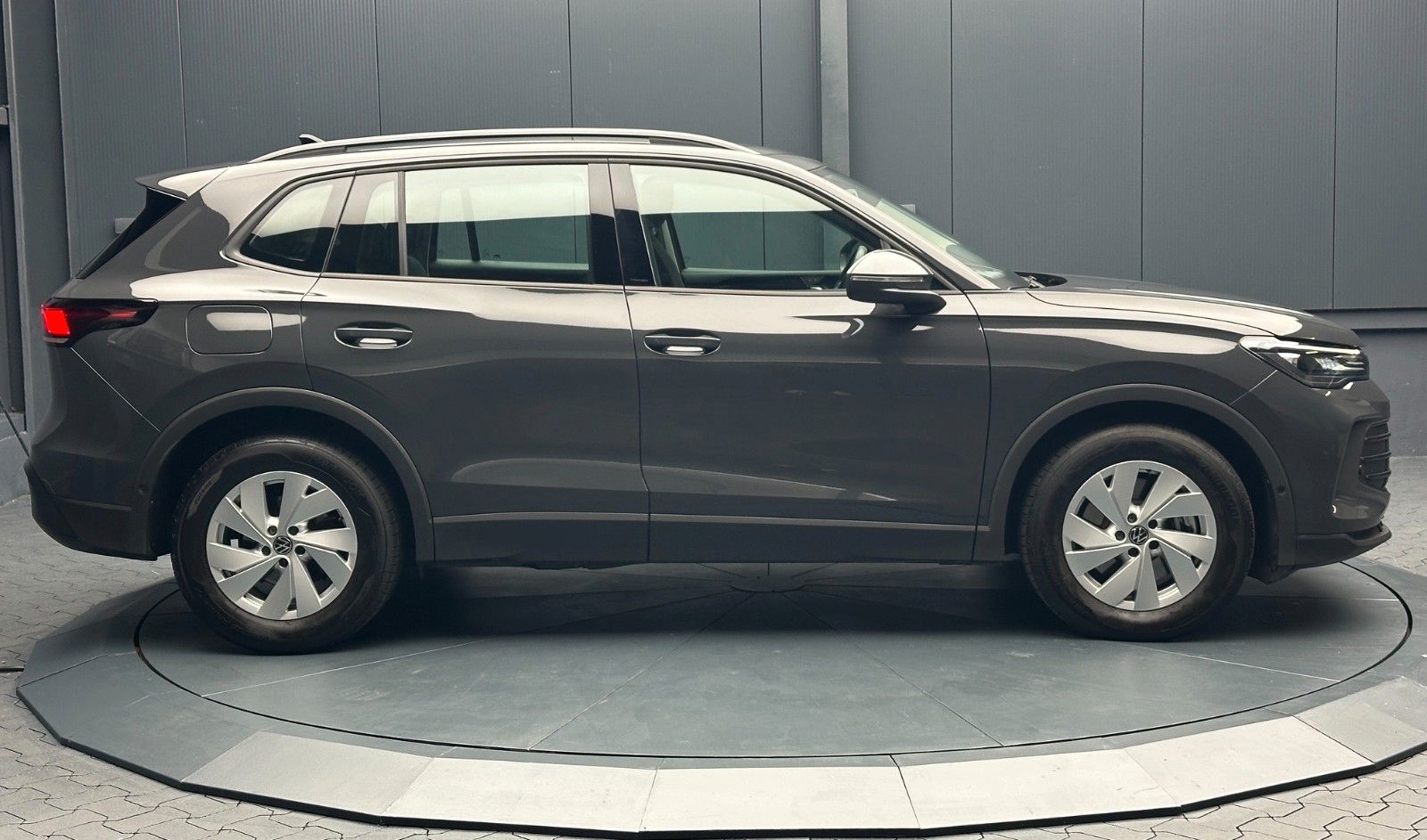 Volkswagen Tiguan 2024 г. Серый, пробег 38700 км