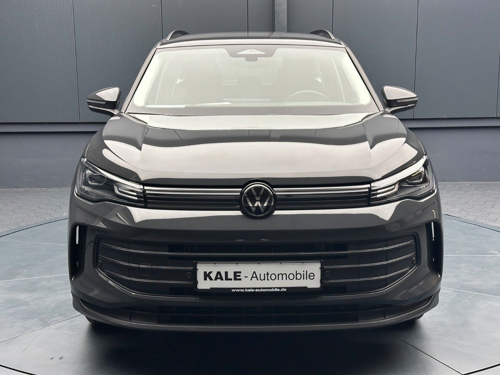 Volkswagen Tiguan 2024 г. Серый, пробег 38700 км