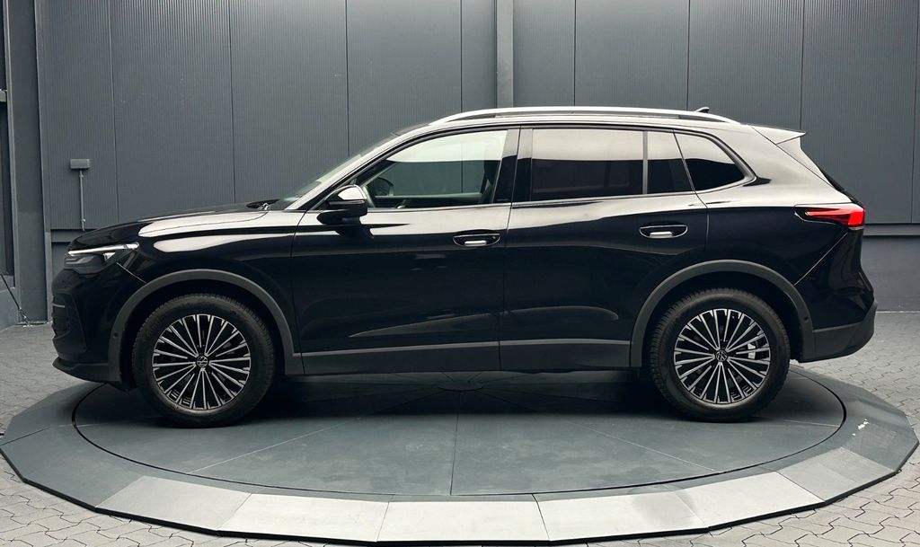 Volkswagen Tiguan 2024 г. Чёрный, пробег 57000 км
