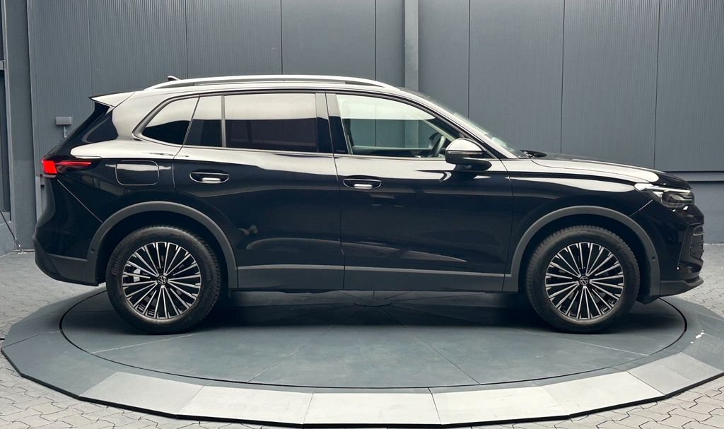 Volkswagen Tiguan 2024 г. Чёрный, пробег 57000 км