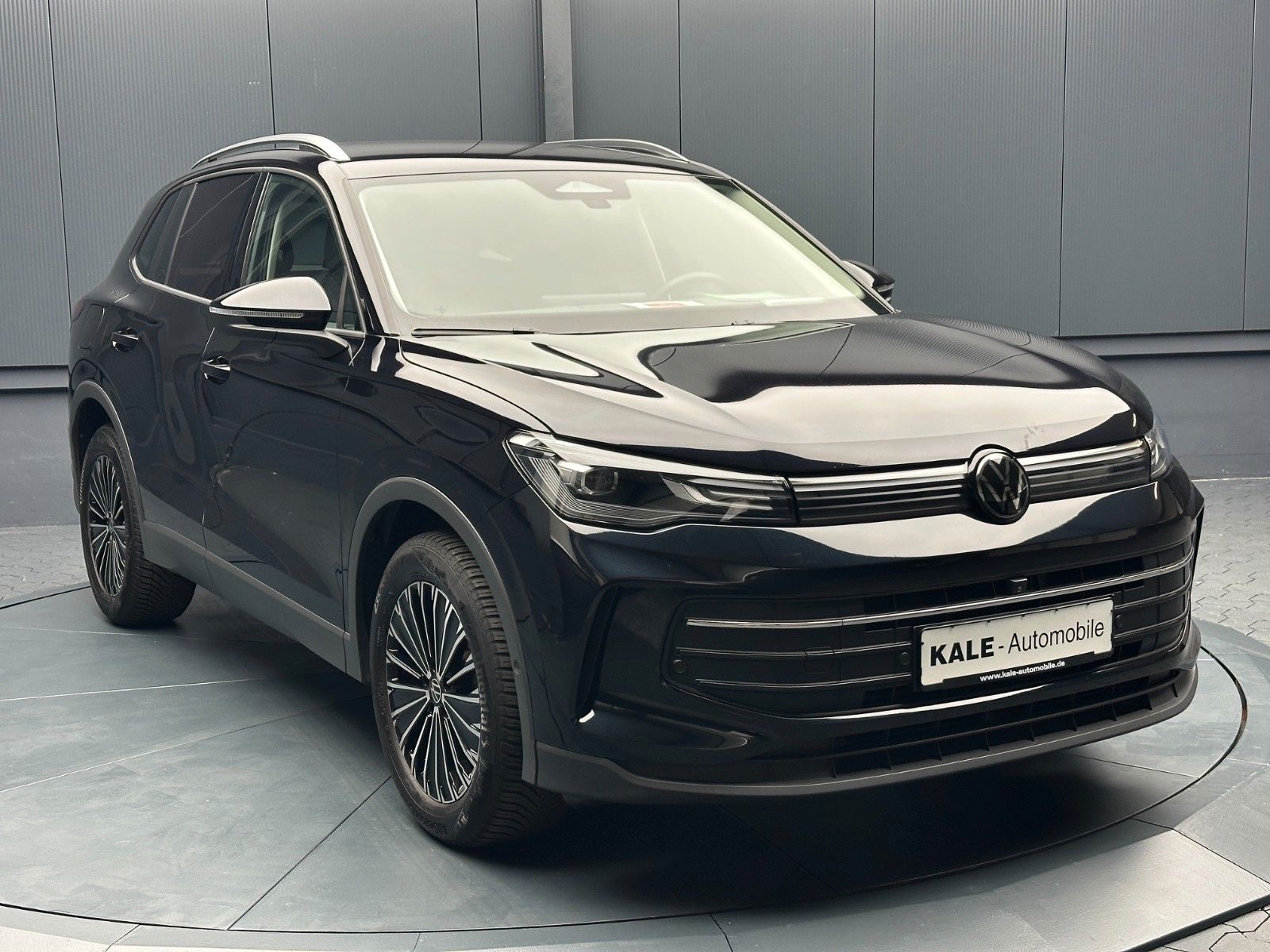 Volkswagen Tiguan 2024 г. Чёрный, пробег 57000 км
