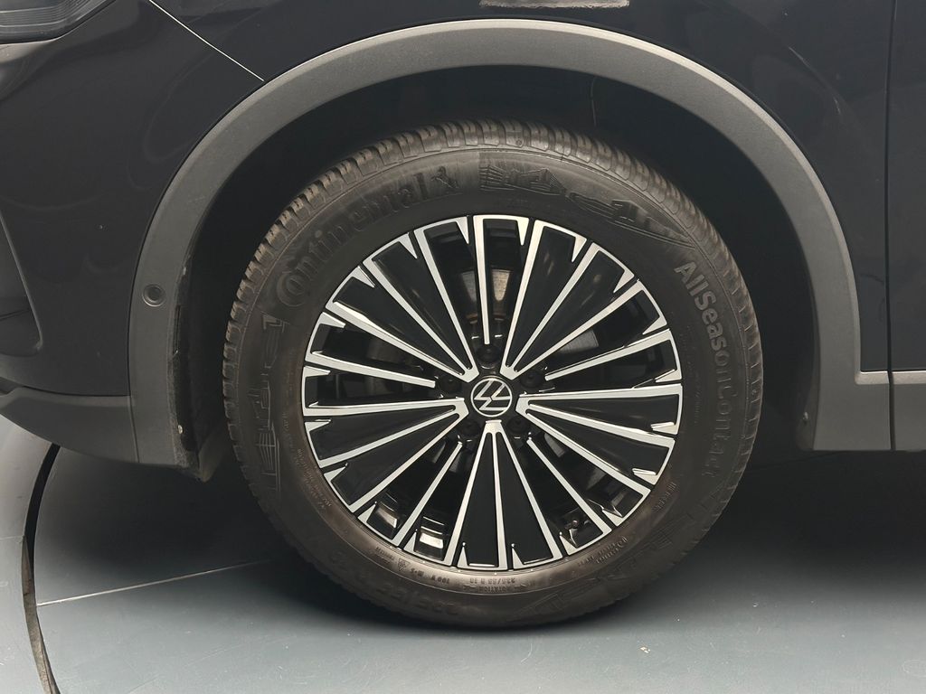 Volkswagen Tiguan 2024 г. Чёрный, пробег 57000 км