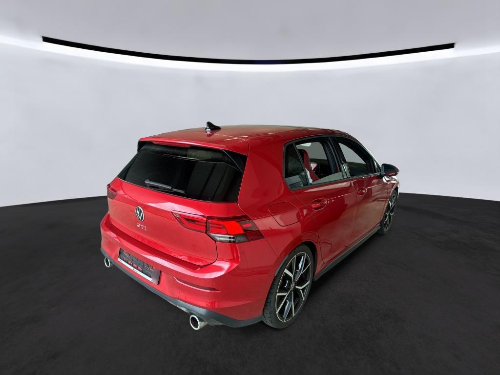 Volkswagen Golf 2022 г. Красный, пробег 42619 км