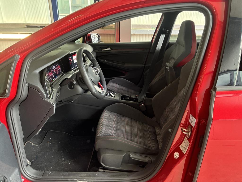 Volkswagen Golf 2022 г. Красный, пробег 42619 км