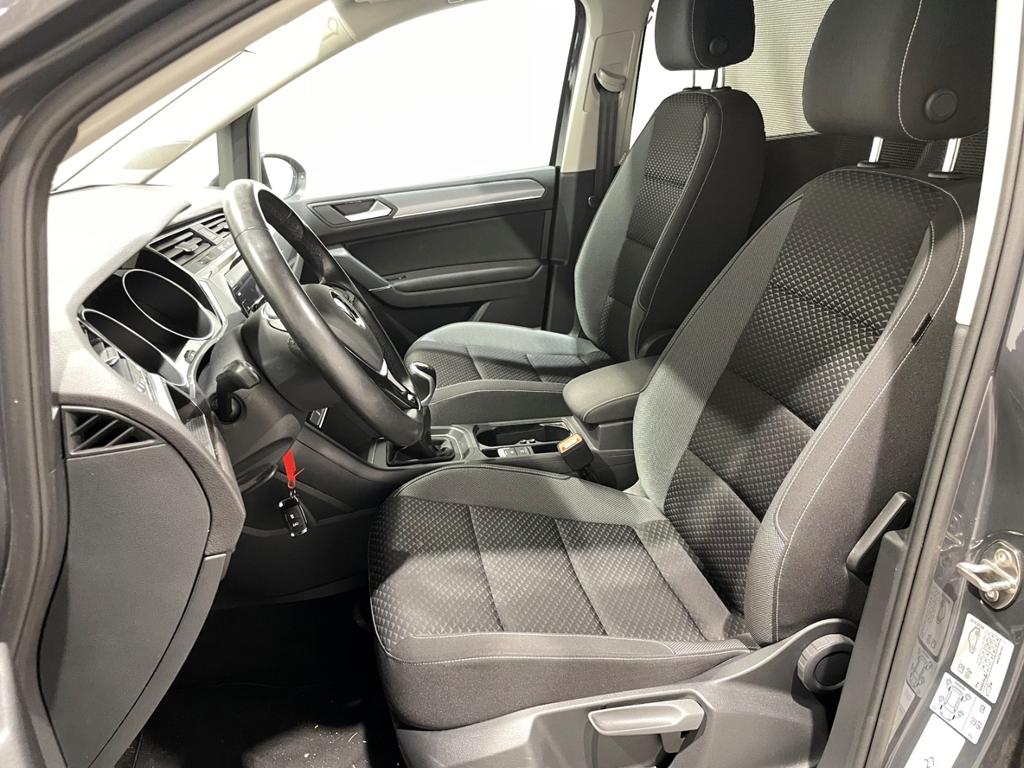 Volkswagen Touran 2022 г. Серый, пробег 48000 км