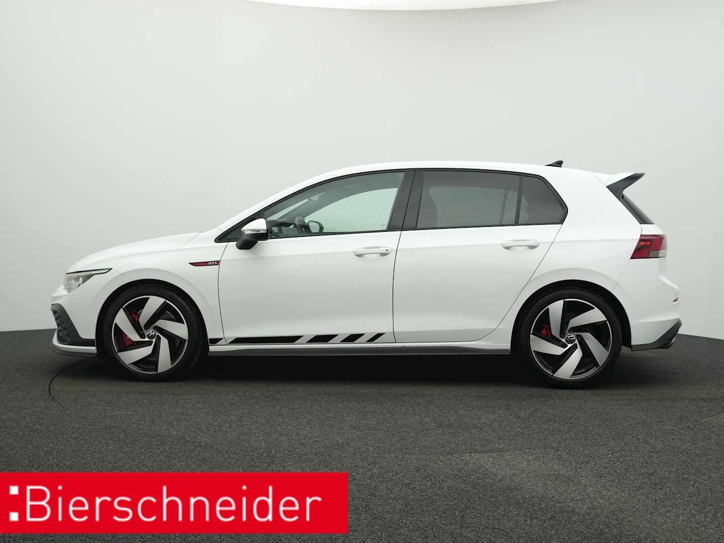 Volkswagen Golf 2023 г. Белый, пробег 34780 км