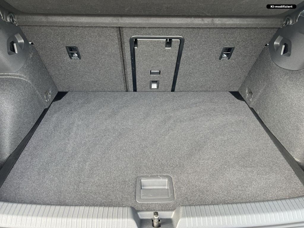 Volkswagen Golf 2024 г. Серый, пробег 23850 км