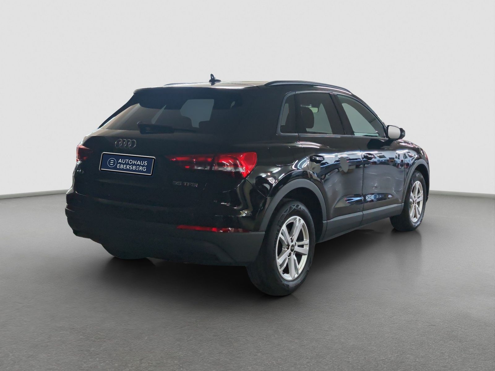 Audi Q3 2023 г. Чёрный, пробег 38200 км