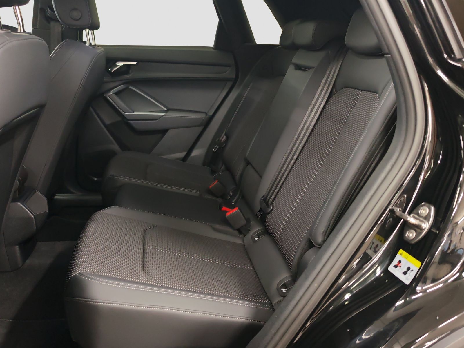 Audi Q3 2023 г. Чёрный, пробег 38200 км