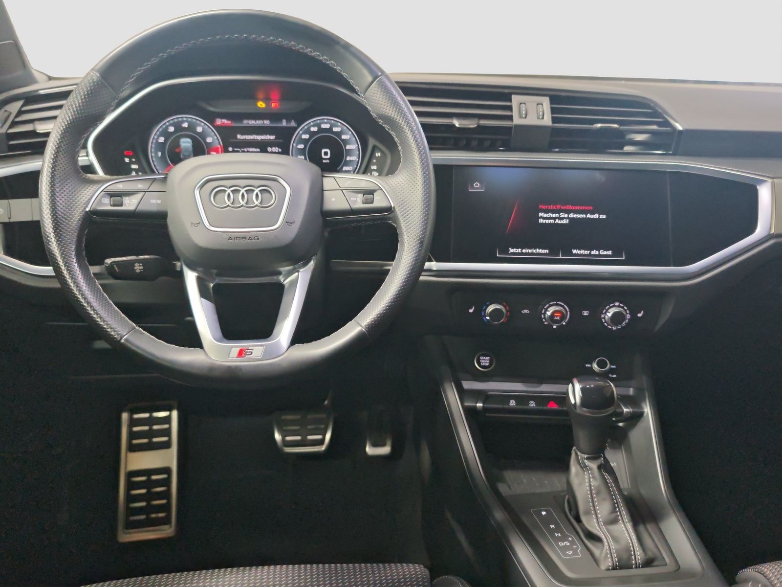 Audi Q3 2023 г. Чёрный, пробег 38200 км