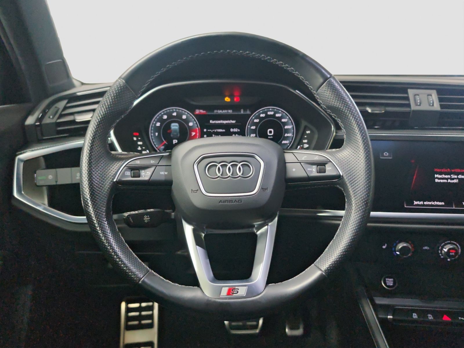 Audi Q3 2023 г. Чёрный, пробег 38200 км