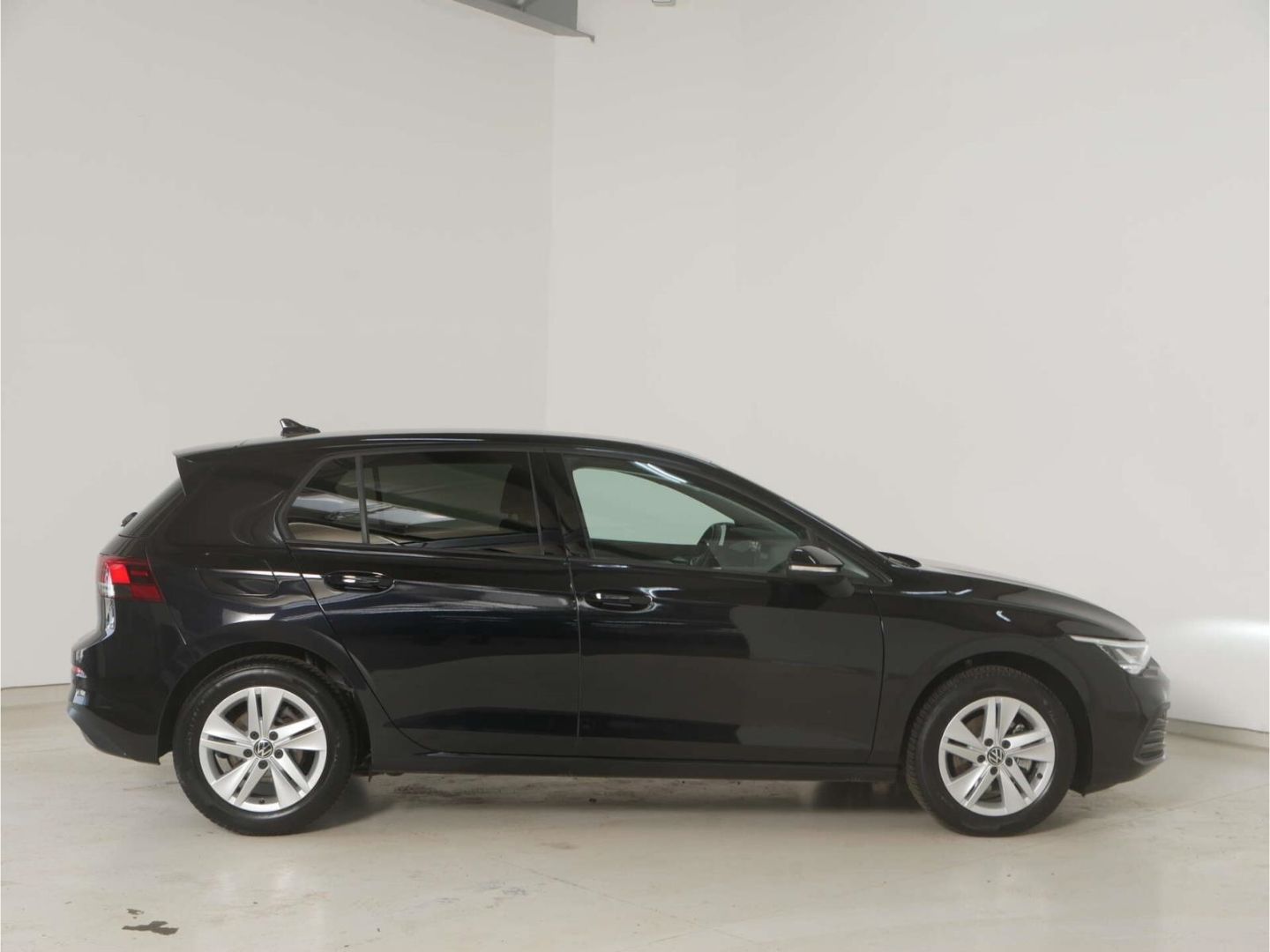 Volkswagen Golf 2024 г. Чёрный, пробег 27555 км