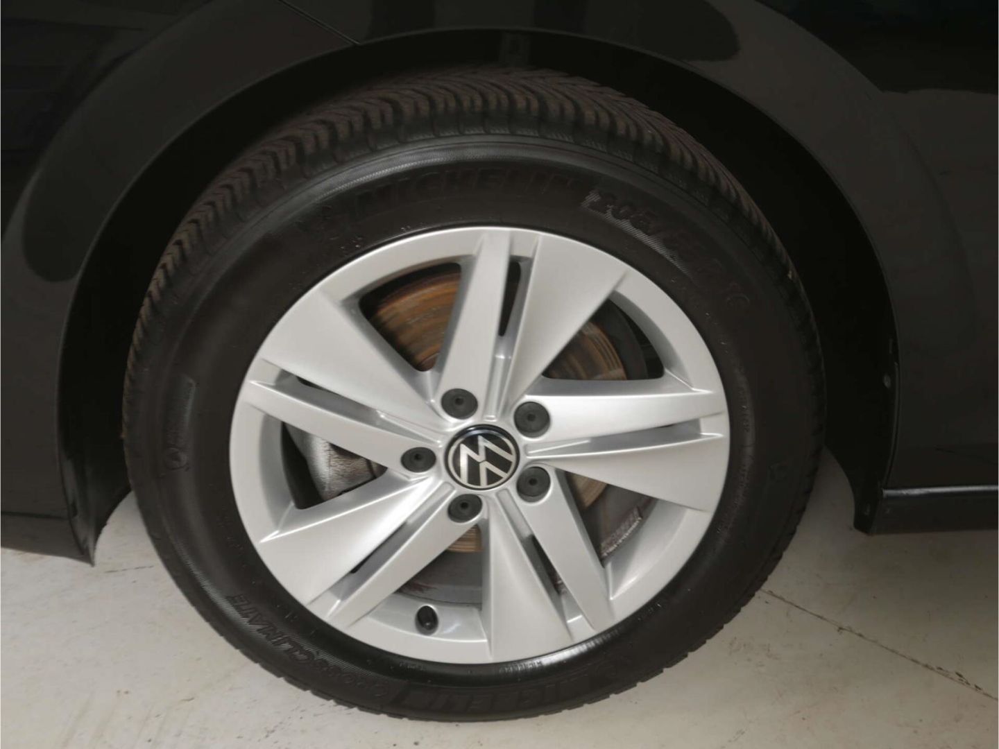 Volkswagen Golf 2024 г. Чёрный, пробег 27555 км