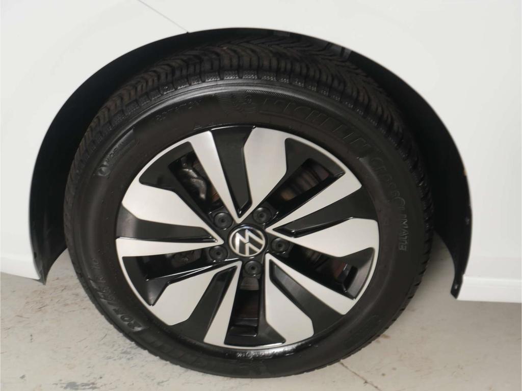 Volkswagen Golf 2024 г. Белый, пробег 28213 км