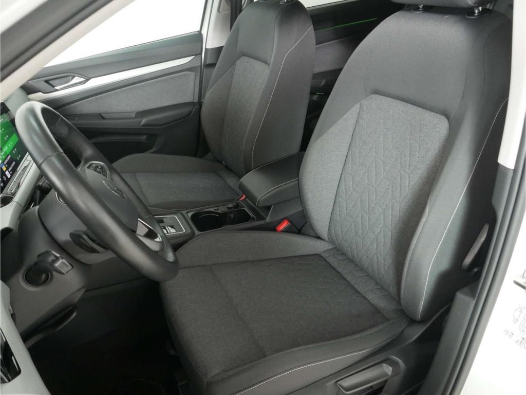 Volkswagen Golf 2024 г. Белый, пробег 28213 км
