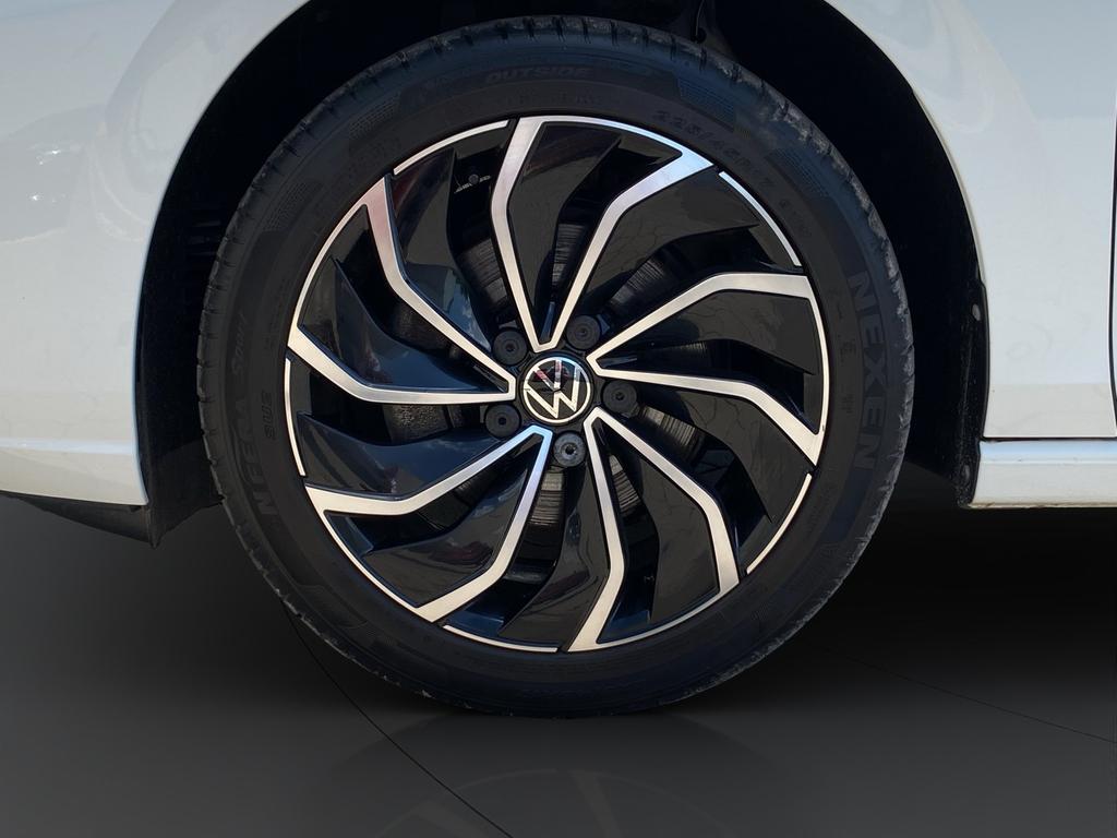 Volkswagen Golf 2023 г. Белый, пробег 24509 км