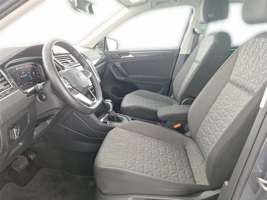 Volkswagen Tiguan 2024 г. Серый, пробег 38606 км