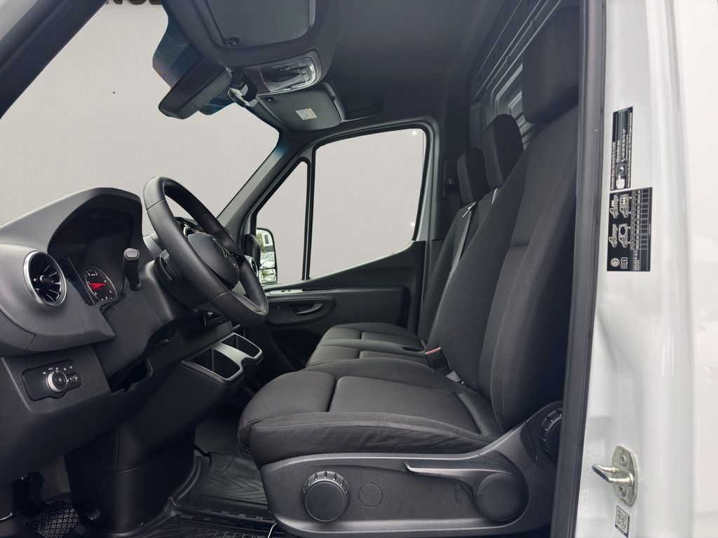 Mercedes-Benz SPRINTER 2024 г. Белый, пробег 34070 км