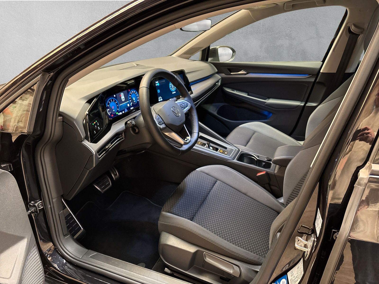 Volkswagen Golf 2023 г. Чёрный, пробег 37890 км