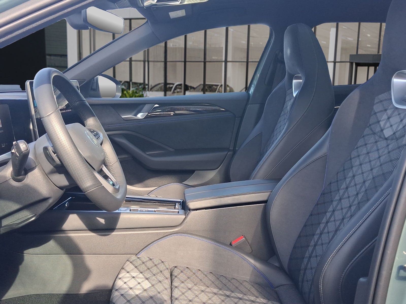 Volkswagen Passat 2025 г. Зелёный, пробег 14189 км